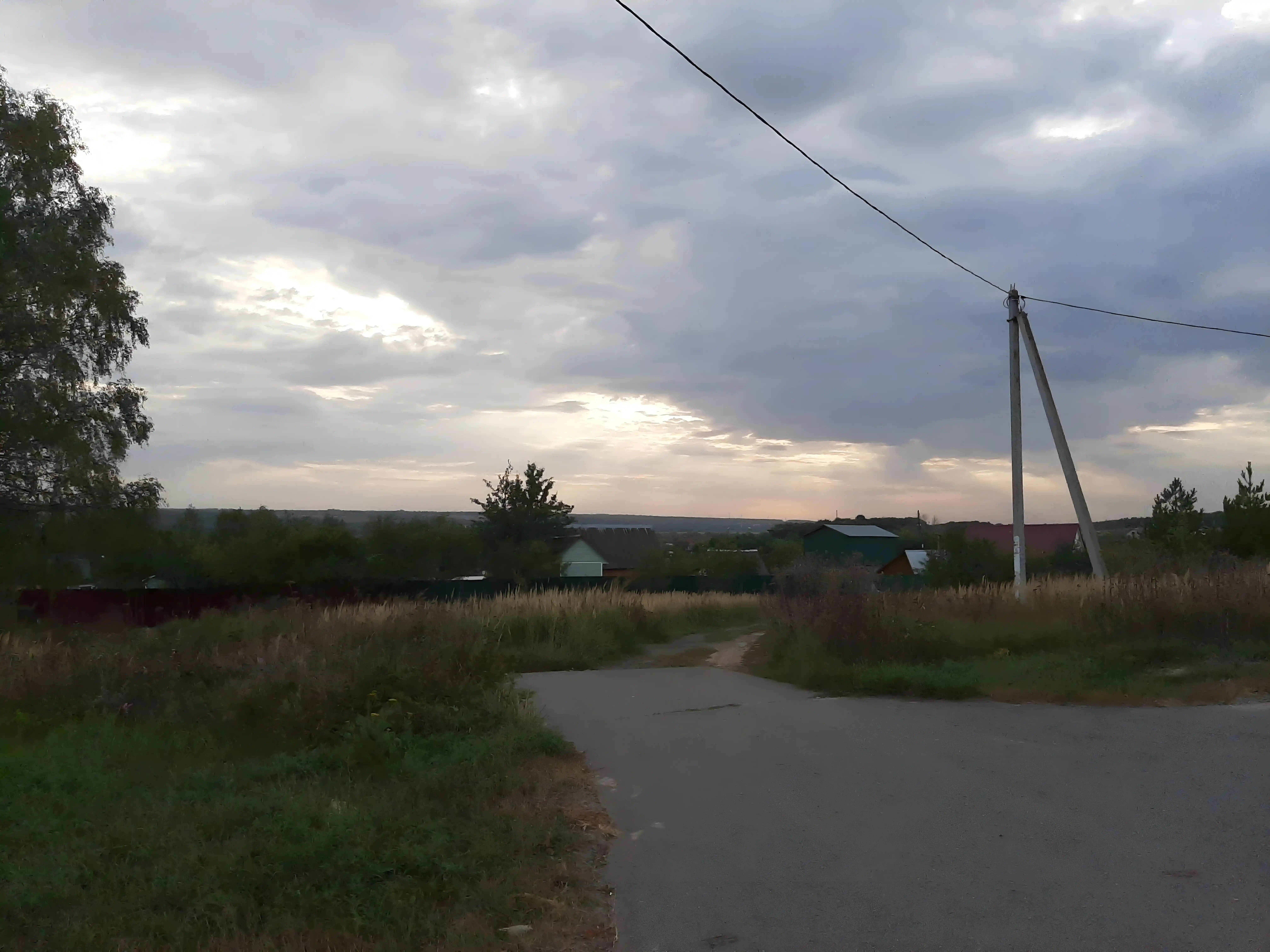 Вид на окские просторы в селе Комарёво Озёрского района (также Комарёво городского округа "Коломна"). 2024 год. Фотография Татьяны Залата.