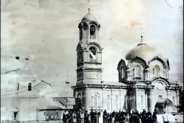 Сосновка. Покровская церковь (каменная) и рядом Всехсвятский храм. 1895 – 1917. Водяной знак в углу "Е. Кочуров". Загружено на сайт pastvu.com пользователем alek48s.