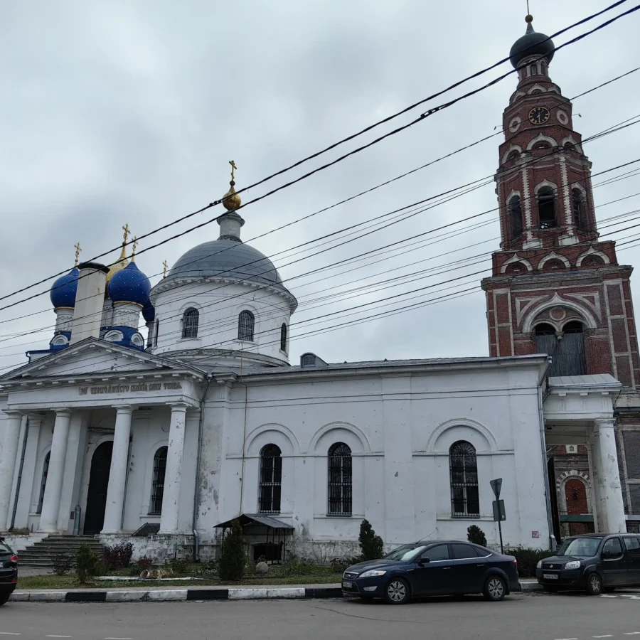 Церковь Иерусалимской иконы Божией Матери в ансамбле Архангельского собора города Бронницы. 2024 год. Фотография Татьяны Залата.
