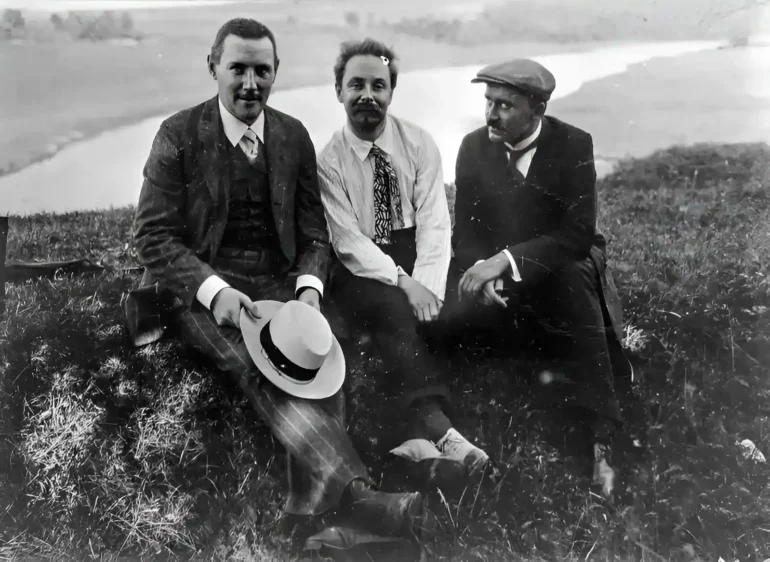 Л. Л. Сабанеев, А. Н. Скрябин, А. Э. Мозер. Предположительно, на Оке. Фотография, сделанная во время пребывания в имении "Образцово-Карпово" Серпуховского уезда (сейчас - Б. Образцово, г. Ступино). Лето 1911 года. Источник: фотонегатив (ч/б). Место создания: ГЦММК. Номер в Госкаталоге: 15155741. Номер по КП (ГИК): ГЦММК КП-7680/41 Инвентарный номер: Н-30878. Фондодержатель: Федеральное государственное бюджетное учреждение культуры "Российский национальный музей музыки", https://goskatalog.ru/portal/#/collections?id=15278934.