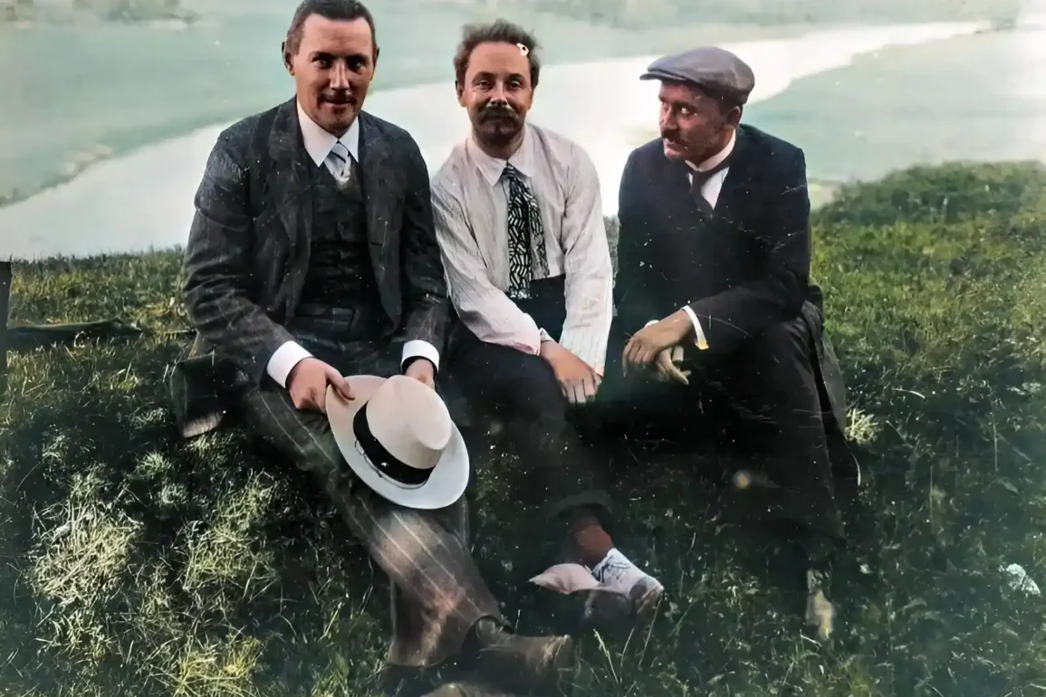 Колоризированная фотография: Л. Л. Сабанеев, А. Н. Скрябин, А. Э. Мозер. Предположительно, на Оке. Фотография, сделанная во время пребывания в имении "Образцово-Карпово" Серпуховского уезда (сейчас - Б. Образцово, г. Ступино). Лето 1911 года. Источник: фотонегатив (ч/б). Место создания: ГЦММК. Номер в Госкаталоге: 15155741. Номер по КП (ГИК): ГЦММК КП-7680/41 Инвентарный номер: Н-30878. Фондодержатель: Федеральное государственное бюджетное учреждение культуры "Российский национальный музей музыки", https://goskatalog.ru/portal/#/collections?id=15278934.