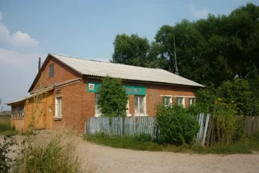 Продовольственный магазин (“Ступинское райпо”) в селе Старое Ступинского района. Фотография 2010 года, на 2023 год магазина уже нет. Фотопроект “Наличники”. Фотография Татьяны Залата.