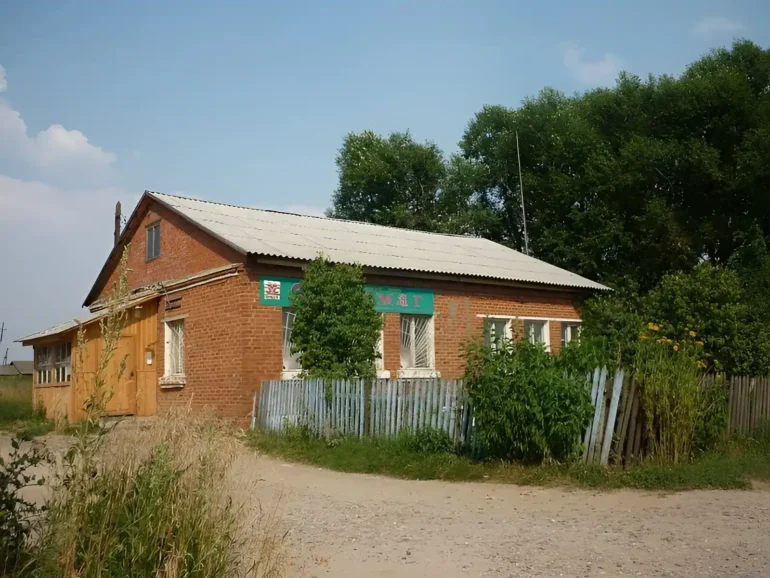 Продовольственный магазин (“Ступинское райпо”) в селе Старое Ступинского района. Фотография 2010 года, на 2023 год магазина уже нет. Фотопроект “Наличники”. Фотография Татьяны Залата.