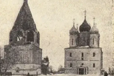 Успенский собор и его колокольня (XVII в.). Фотография Б. Климентьева из издания Булич, О. П. Коломна : Пути исторического развития города : Общий очерк / О. П. Булич ; О-во изучения Моск. губернии. – Москва : [б. и.], 1928 (типо-лит. Воен. акад. РККА им. М. В. Фрунзе). – С. 79.