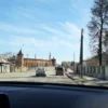 Старая Коломна. Вид на западное прясло стены Коломенского кремля со стороны улицы Октябрьской революции. Апрель 2022 года. Фотография Татьяны Залата.