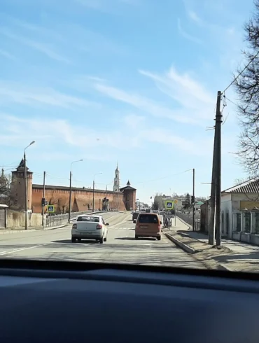 Старая Коломна. Вид на западное прясло стены Коломенского кремля со стороны улицы Октябрьской революции. Апрель 2022 года. Фотография Татьяны Залата.