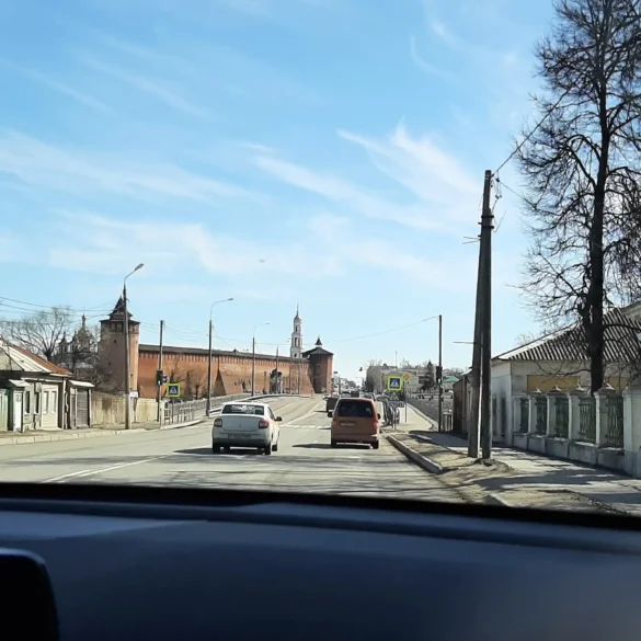 Старая Коломна. Вид на западное прясло стены Коломенского кремля со стороны улицы Октябрьской революции. Апрель 2022 года. Фотография Татьяны Залата.