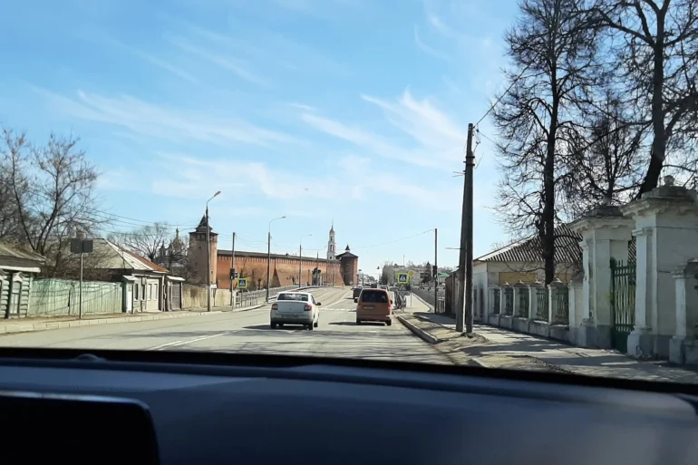 Старая Коломна. Вид на западное прясло стены Коломенского кремля со стороны улицы Октябрьской революции. Апрель 2022 года. Фотография Татьяны Залата.