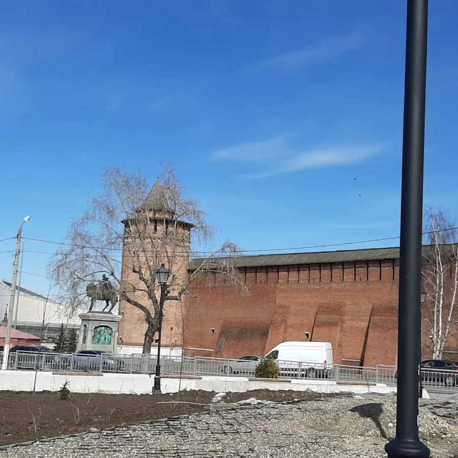 Вид на западное прясло стены Коломенского кремля, памятник Дмитрию Донскому и Конькобежный центр со стороны улицы Октябрьской революции. Апрель 2022 года. Фотография Татьяны Залата.
