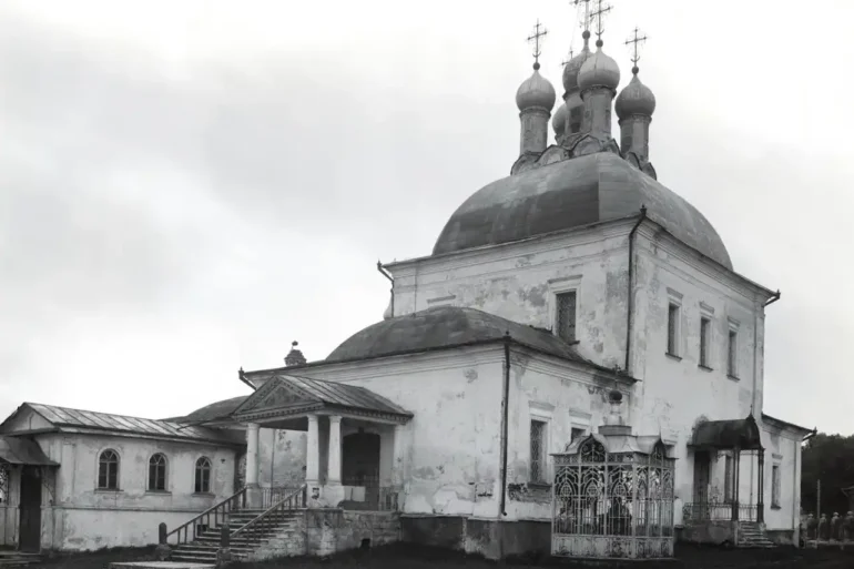 Храм Николы на Посаде (фото до 1970-х гг.). Источник: ЦЕРКВИ-КОЛОМНЫ.РФ _ Церковь Николы Посадского_Воскресения Христова (г.Коломна) - https://церкви-коломны.рф/Cerkov-Nikoli-Posadskogo-Kolomna.htm.