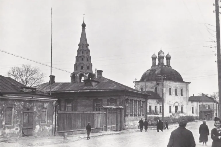Храм Николы на Посаде с практически утраченной сегодня колокольней. Фотография советской эпохи. Источник: ЦЕРКВИ-КОЛОМНЫ.РФ _ Церковь Николы Посадского_Воскресения Христова (г.Коломна) - https://церкви-коломны.рф/Cerkov-Nikoli-Posadskogo-Kolomna.htm.