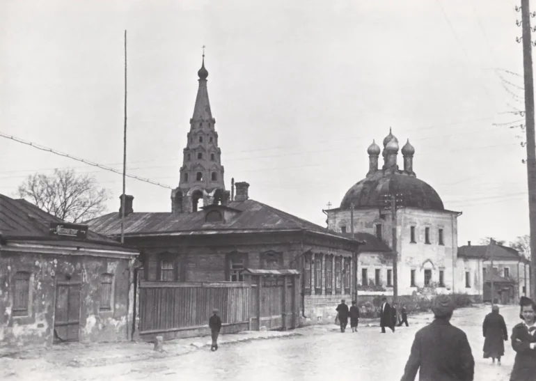 Храм Николы на Посаде с практически утраченной сегодня колокольней. Фотография советской эпохи. Источник: ЦЕРКВИ-КОЛОМНЫ.РФ _ Церковь Николы Посадского_Воскресения Христова (г.Коломна) - https://церкви-коломны.рф/Cerkov-Nikoli-Posadskogo-Kolomna.htm.