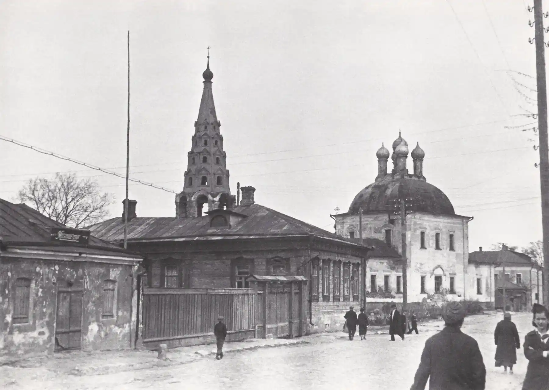 Храм Николы на Посаде с практически утраченной сегодня колокольней. Фотография советской эпохи. Источник: ЦЕРКВИ-КОЛОМНЫ.РФ _ Церковь Николы Посадского_Воскресения Христова (г.Коломна) - https://церкви-коломны.рф/Cerkov-Nikoli-Posadskogo-Kolomna.htm.
