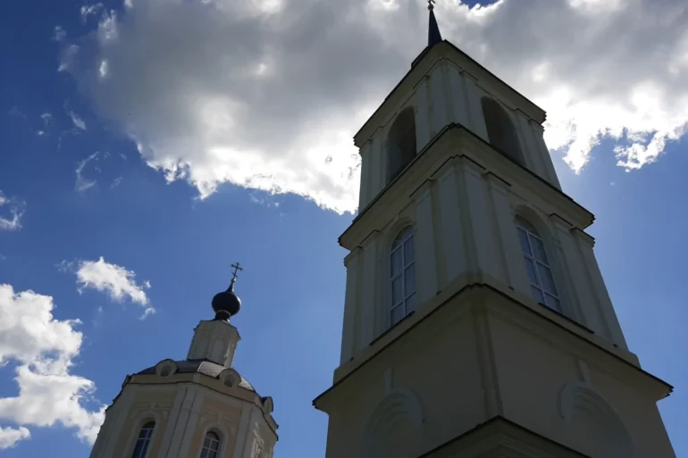 Церковь Троицы Живоначальной в селе Голочелово, городской округ "Ступино". Июнь 2024 года. Фотография Татьяны Залата.