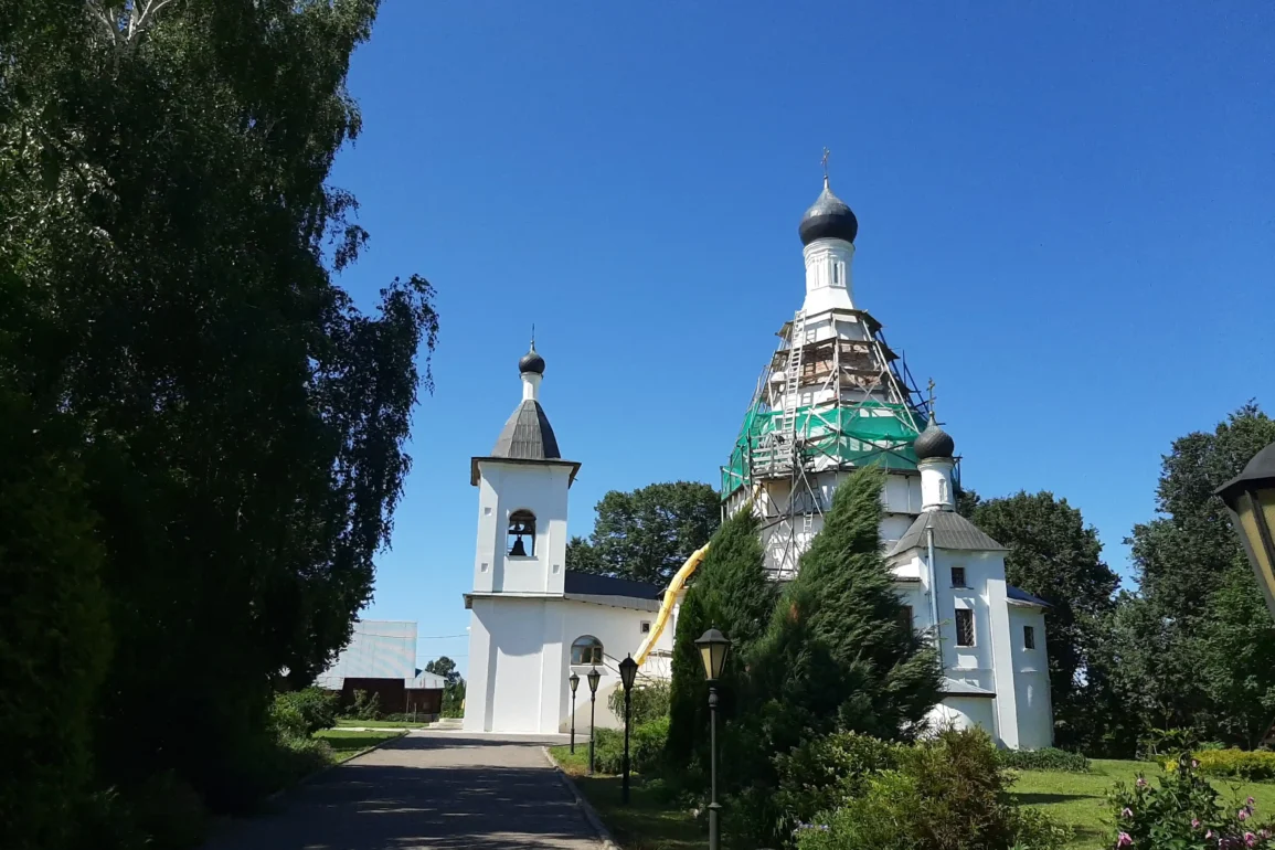 Церковь Воскресения Христова в селе Городня городского округа "Ступино". Лето 2024 года. Фотография Татьяны Залата.