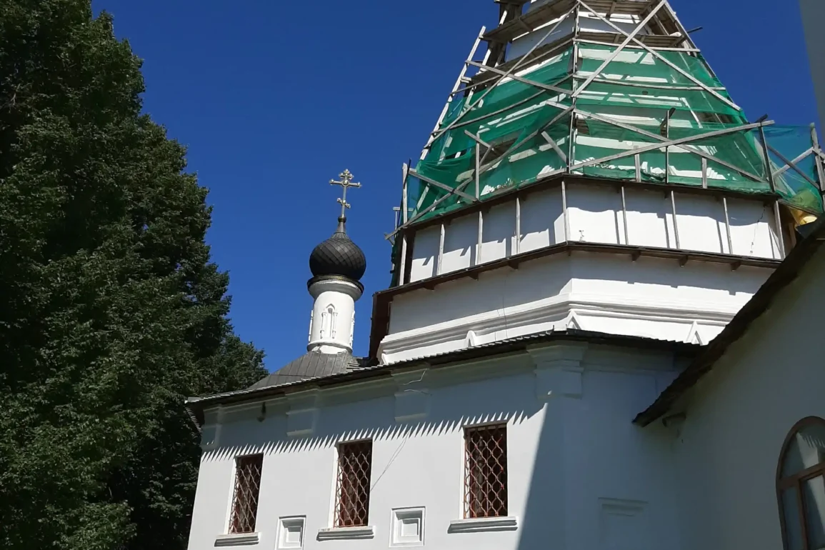 Реставрация. Церковь Воскресения Христова в селе Городня городского округа "Ступино". Лето 2024 года. Фотография Татьяны Залата.