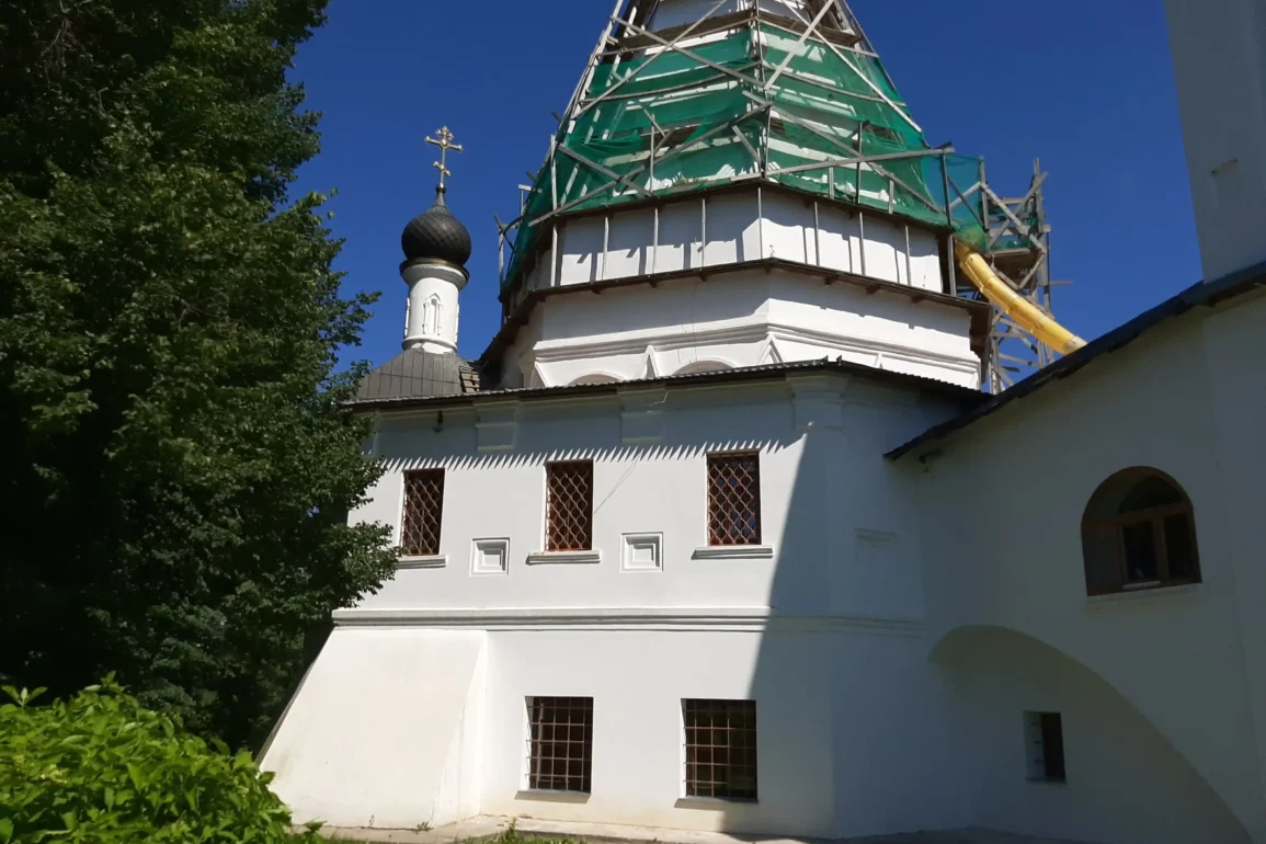 Мощь. Церковь Воскресения Христова в селе Городня городского округа "Ступино". Лето 2024 года. Фотография Татьяны Залата.