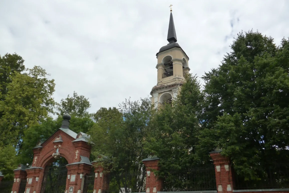 Церковь Рождества Пресвятой Богородицы в селе Хатунь городского округа "Ступино". 2014 год, лето. Фотография Татьяны Залата.