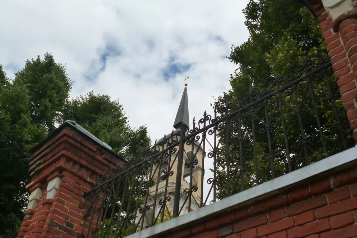 Храм Рождества Пресвятой Богородицы в селе Хатунь Ступинского района. Столбик. 2014 год, лето. Фотография Татьяны Залата.