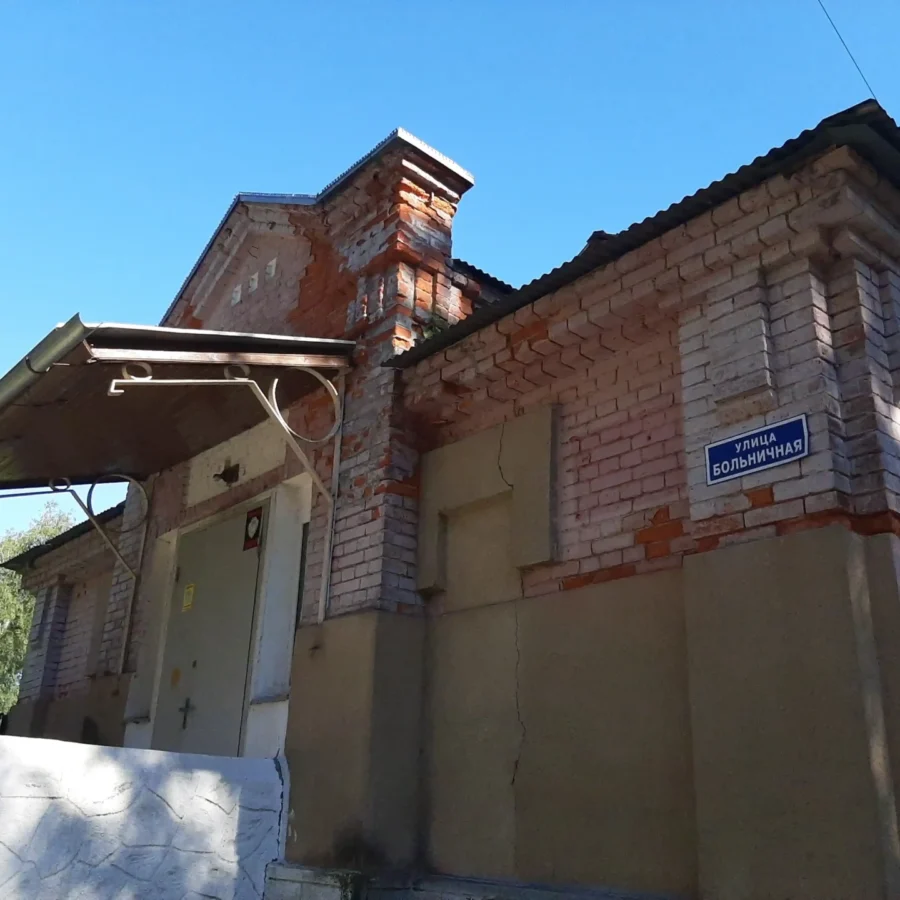 Здание сельской амбулатории в с. Липитино городского округа "Ступино". Здесь в 1906 - 1910-е гг. работал врачом Д. И. Ульянов. Лето 2024 года. Фотография Татьяны Залата.