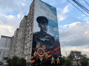 Мурал в городе Озеры, посвященный М. Е. Катукову (1900 - 1976). Улица 1-й микрорайон, дом 2. Фотография Залата Т. К., весна 2025 года.