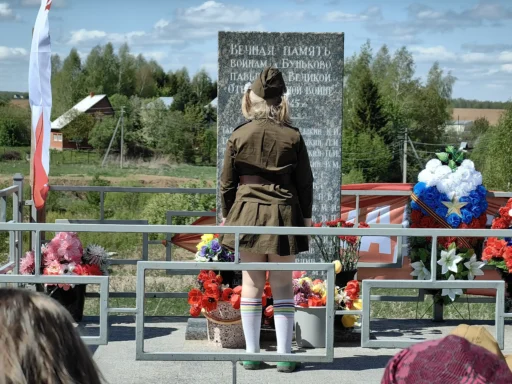 Помните! Через века, через года - помните! Деревня Буньково городского округа "Ступино". В день 80-летия Победы в Великой Отечественной войны. 9 мая 2025 года. Фотография Татьяны Залата.