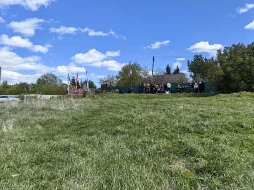 В деревне Буньково городского округа "Ступино". В день 80-летия Победы в Великой Отечественной войны. 9 мая 2025 года. Фотография Татьяны Залата.