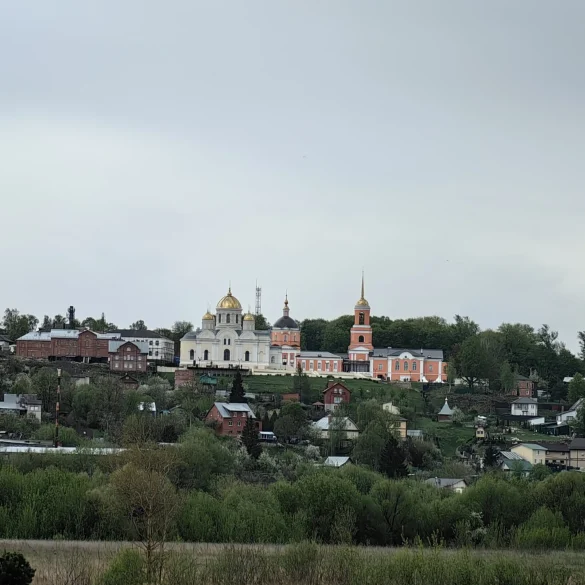 Вид на Каширу со ступинской стороны реки Оки. Никитский монастырь. 3 мая 2025 года. Фотография Татьяны Залата.