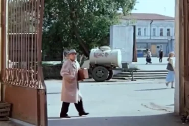 Кадр из фильма "Князь Удача Андреевич" (1989). В объективе - актер Николай Парфенов. Зона разгрузки в гастрономе в храме Иоанна Богослова в Коломне. Видна бочка с квасом и угол дома, где располагался магазин "Огонёк" (ул. Октябрьской революции, 205).