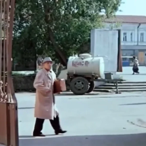 Кадр из фильма "Князь Удача Андреевич" (1989). В объективе - актер Николай Парфенов. Зона разгрузки в гастрономе в храме Иоанна Богослова в Коломне. Видна бочка с квасом и угол дома, где располагался магазин "Огонёк" (ул. Октябрьской революции, 205).