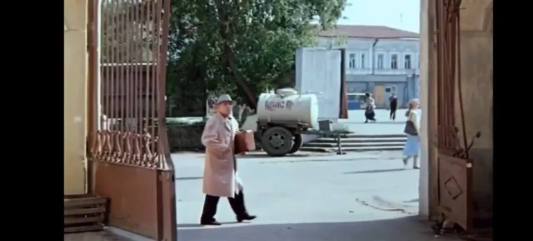 Кадр из фильма "Князь Удача Андреевич" (1989). В объективе - актер Николай Парфенов. Зона разгрузки в гастрономе в храме Иоанна Богослова в Коломне. Видна бочка с квасом и угол дома, где располагался магазин "Огонёк" (ул. Октябрьской революции, 205).