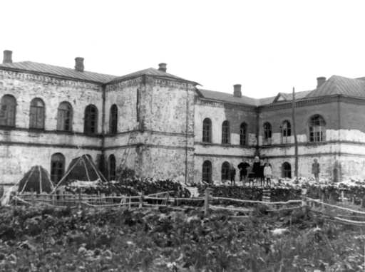 Здание старой малинской школы, фотография 1947 года. Источник: издание Летопись п. Малино (сост. по инициативе Володиной З. А.). 2006 - 2008.