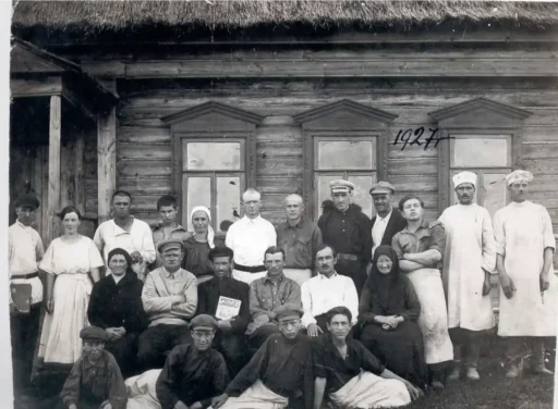 Малинское сельпо в 1927 году. Источник: издание Летопись п. Малино (сост. по инициативе Володиной З. А.). 2006 - 2008.