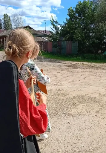 Надя и Саша играют на балалайках. Экспедиция в район Куликово муниципального округа "Дмитров".