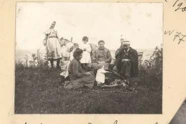 На фотографии, скорее всего, коломенский земский санитарный врач Александр Николаевич Хабаров, вероятно, с женой Пульхерией Захаровной. В Малине у дома ветеринарного врача. Коломенский уезд и г. Коломна, 1904 г. ГИМ. Номер в Госкаталоге: 61742085. Номер по КП (ГИК): ГИМ 101018/765. Инвентарный номер: И VI 45629/77.