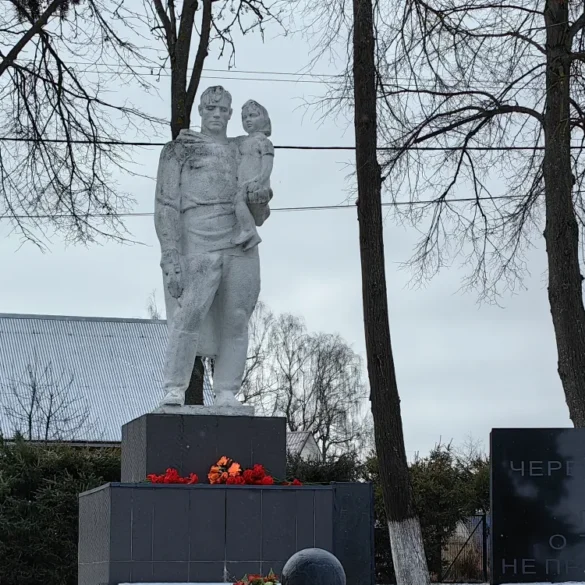 Поселок Малино, памятник героям, павшим в Великую Отечественную войну. Февраль 2025 г. Фотография Татьяны Залата.