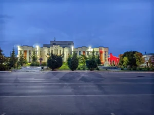 Дворец культуры в г. Хвалынск и негласный символ города - Красный конь с картины К. С. Петрова-Водкина.