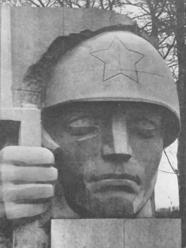 "Рябичев Д.Б.". Из набора открыток. № 11. "Воин". Фрагмент памятника 14 тысячам, воинам-коломенцам,павшим в Великой Отечественной войне". Издательство "Советский художник", Москва,1975 г. Автор фото /1971 г./ - Лифатов С.А. (1945-2021).