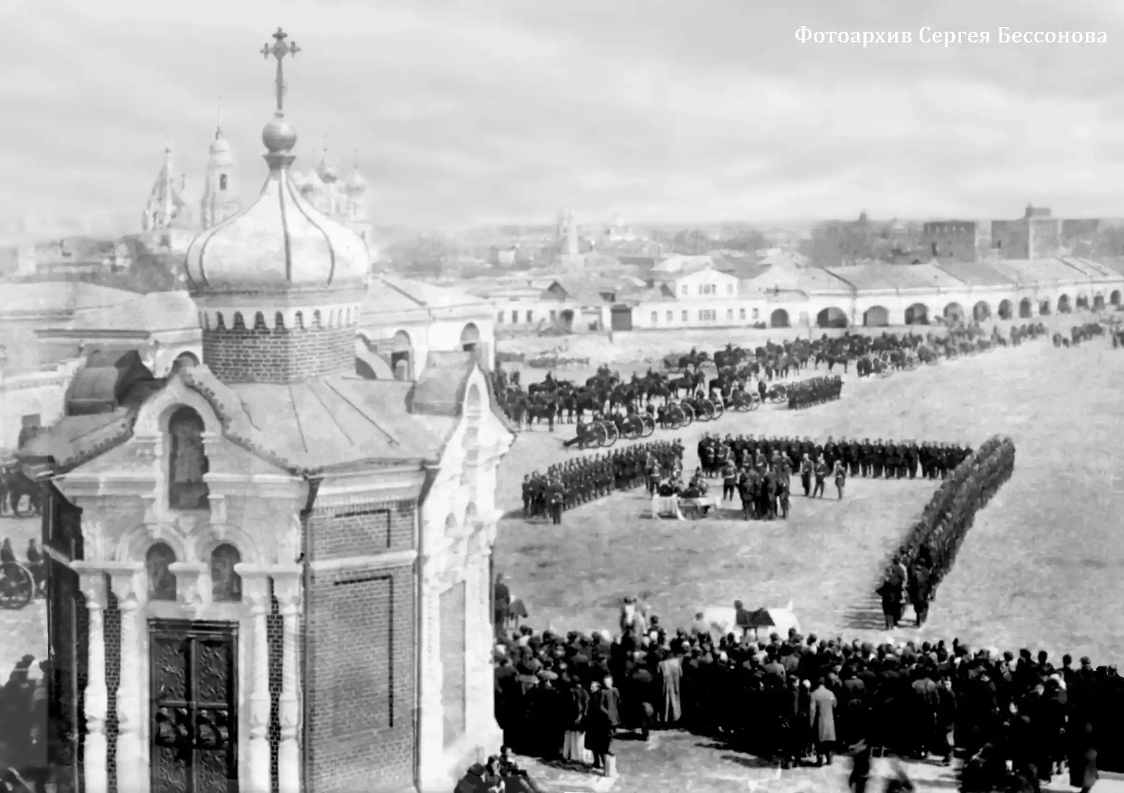 Московская губерния, гор. Коломна, 1900-1903 гг. Приведение к воинской присяге на верность службы Царю и Отечеству молодых солдат 5-го мортирного артиллерийского полка. Видны Часовня св. Александра Невского и Житная площадь. Фотоархив С. Бессонова.