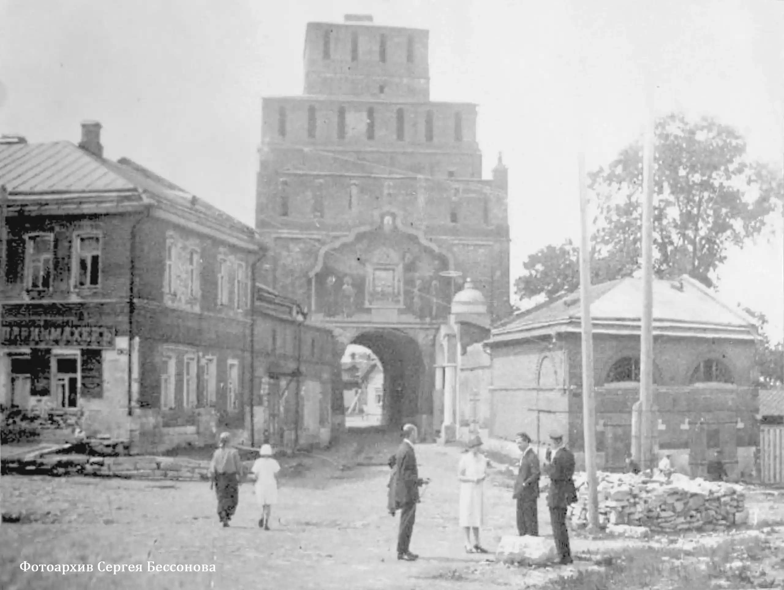 Пятницкие ворота. Фотограф: Губарев А.А. С негатива №Р1244а. 20 июня 1926 года. Фотоархив С. Бессонова.