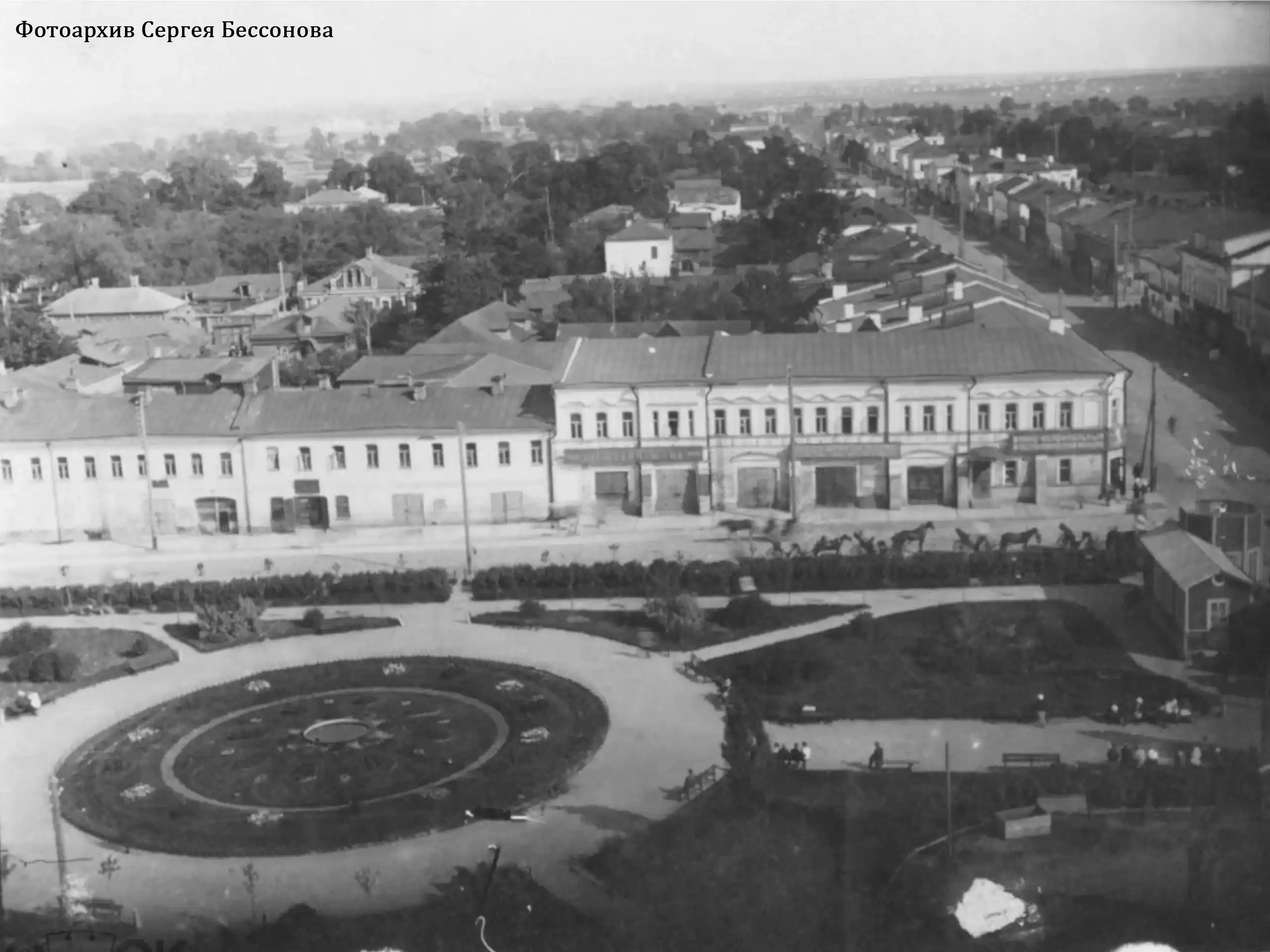 Коломна. Советская площадь. Улицы Октябрьской Революции и Плашкоутная. Городской сквер. Вид с колокольни церкви Иоанна Богослова. 1926 г. Фотоархив С. Бессонова.