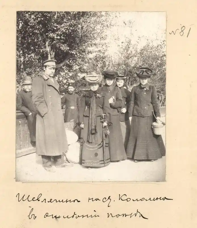 Шевлягины на станции "Коломна" в ожидании поезда. 1904 г. Фото: А. Н. Хабаров (?). ГИМ. № ГК61742066/ № ГИМ 101018/769 / Инв.И VI 45629/81.