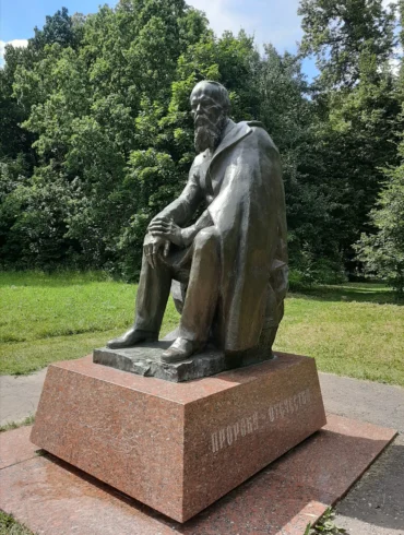 Памятник Ф. М. Достоевскому в Даровом.
