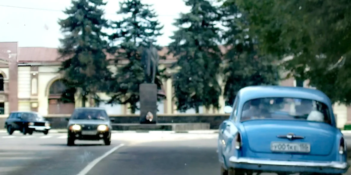 Серпухов, Площадь Ленина, Гостиный двор на заднем плане. 2009 г.