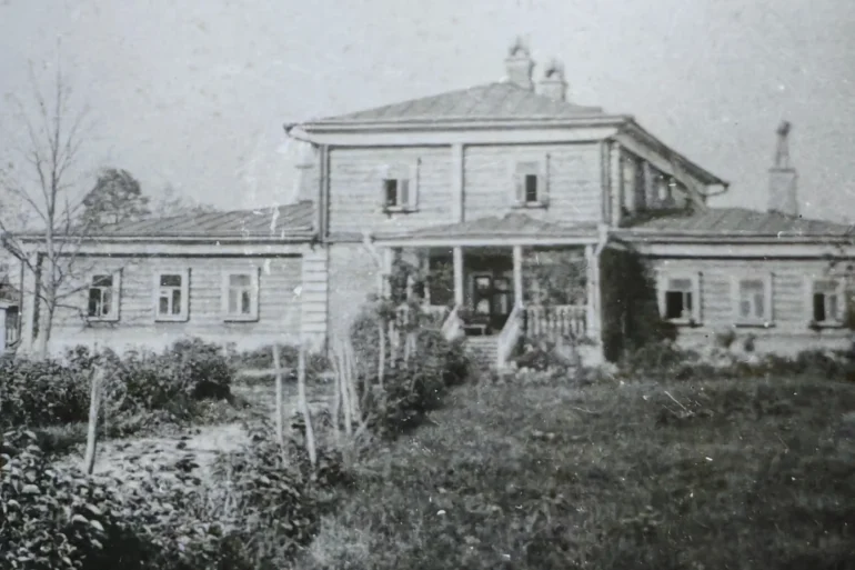 Усадьба "Лаптево". Фотография в экспозиции Ступинского историко-краеведческого музея. 2025 г.