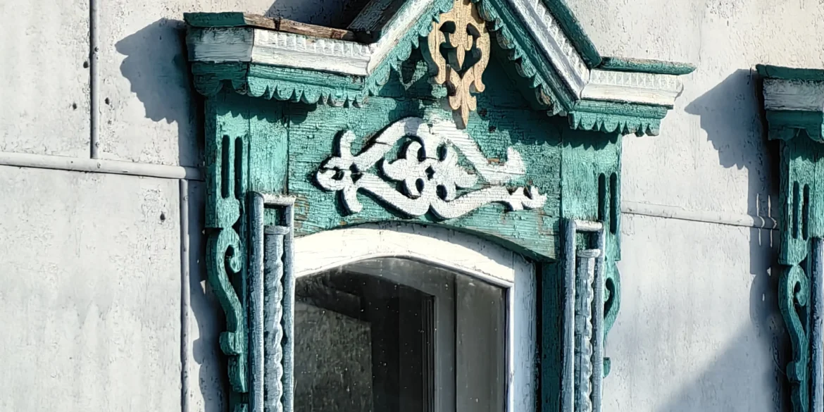 Малино, Красноармейская улица. Наличник старинного дома. Январь 2026 г.