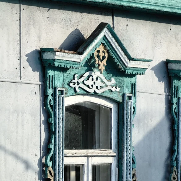 Малино, Красноармейская улица. Наличник старинного дома. Январь 2026 г.