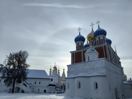 Солнечное гало в Рязанском кремле в Крещенский сочельник. 18 января 2026 г.