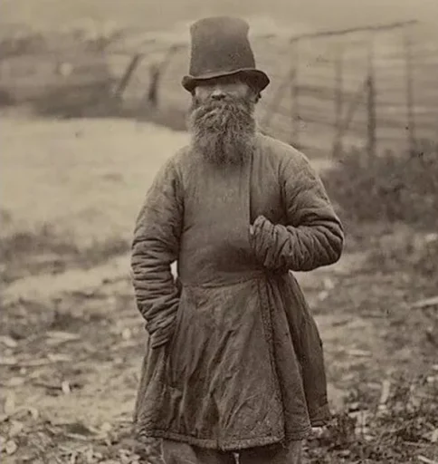Крестьянин в шапке гречневик.