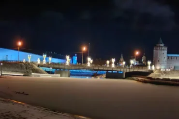 Конькобежный центр "Коломна" в панораме Коломенского кремля. Декабрь 2025 г.